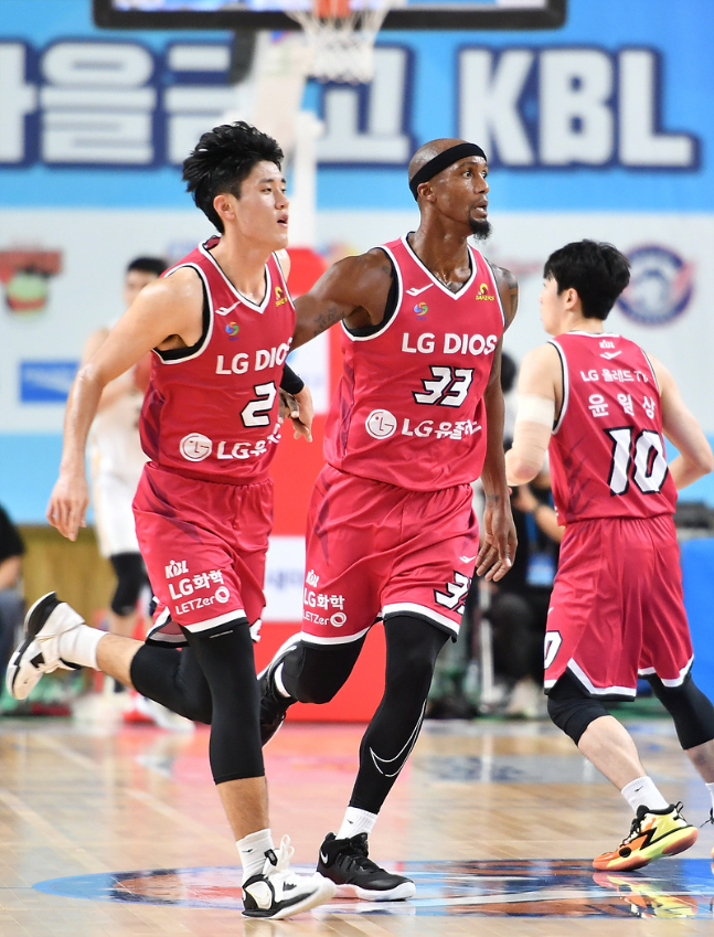 창원 LG 이승우(왼쪽)와 커닝햄이 1일 상무전에서 득점에 성공한 뒤 기뻐하고 있다. /사진=KBL