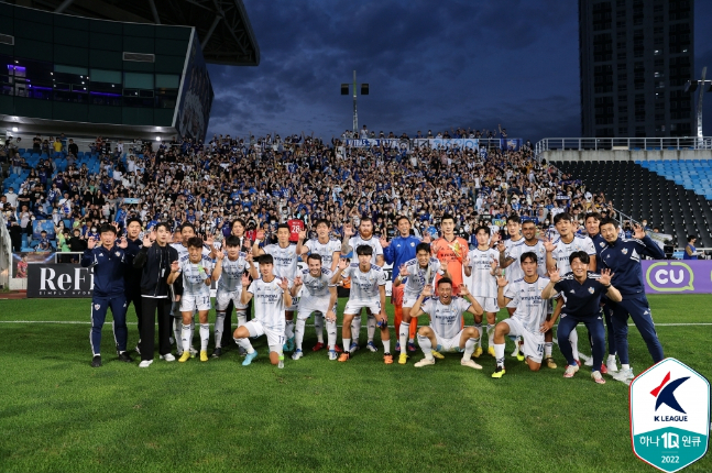 울산현대 선수들이 1일 인천축구전용경기장에서 열린 인천유나이티드전 승리 후 기념사진을 촬영하고 있다. /사진=한국프로축구연맹