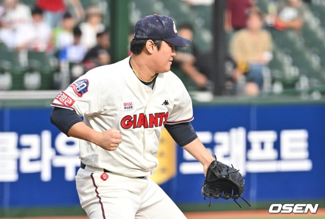 롯데 김도규가 2일 사직 두산전에서 6회초 2사 만루에서 대타 김재환을 삼진 처리한 후 기뻐하고 있다.