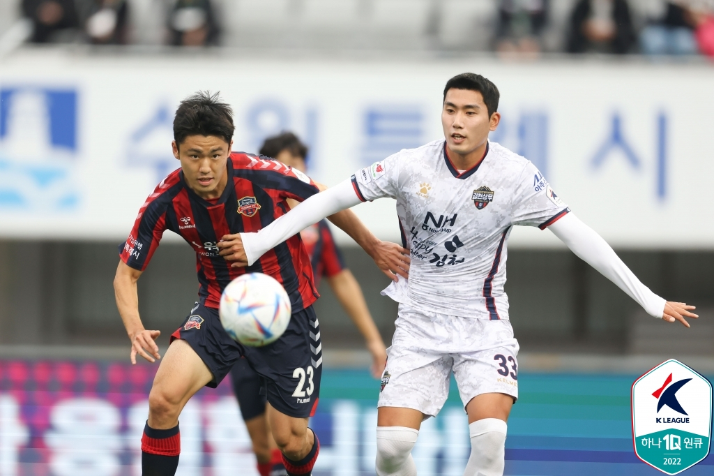 볼 경합 중인 수원FC 이기혁(왼쪽)과 김천상무 임승겸. /사진=한국프로축구연맹