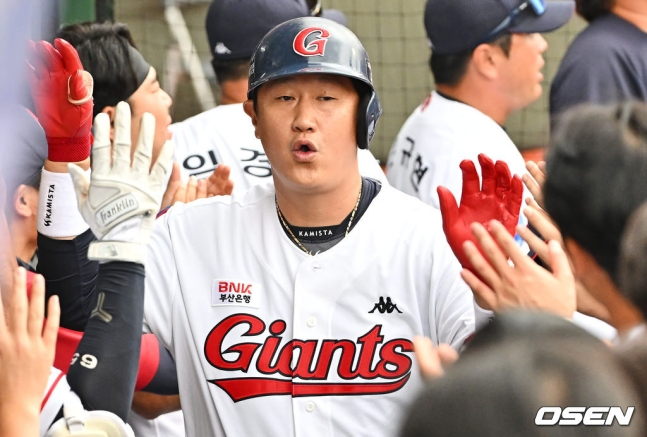롯데 이대호(가운데)가 3일 사직 두산전에서 5회말 2점 홈런을 터트린 후 동료들의 축하를 받고 있다.
