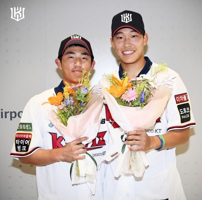 KT 지명 받은 김정운(오른쪽)과 정준영./사진=KT 위즈