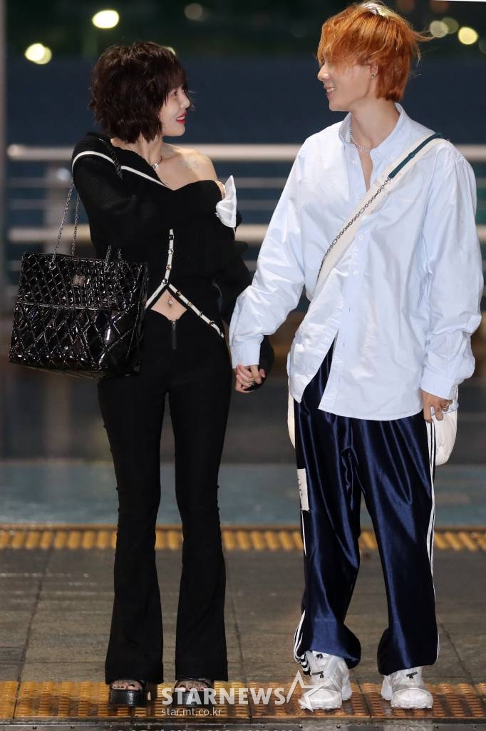 가수 현아(HyunA), 던(DAWN) 커플이 대만 공연을 위해 3일 오후 인천국제공항을 통해 출국하고 있다. 2022.10.03 /사진=임성균 기자 tjdrbs23@