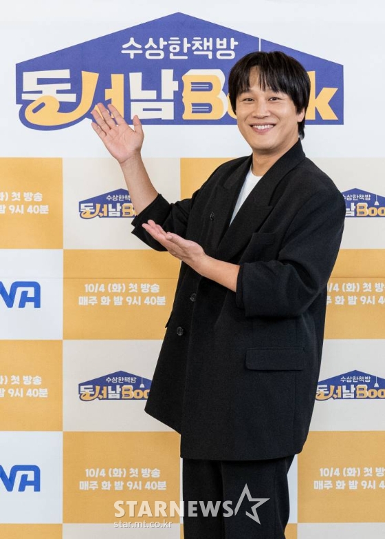 배우 차태현이 4일 오후 온라인으로 진행된 ENA 예능 '수상한 책방 동서남Book' 제작발표회에 참석해 포즈를 취하고 있다. '동서남북'은 단순히 '책 가게'가 아닌 '힙플레이스'로 거듭나고 있는, 전국 방방곡곡 동네 책방으로의 여정을 함께하는 예능 프로그램이다. 차태현, 조세호, 이석훈 그리고 소설가 박상영이 출연한다. 4일 오후 9시 40분 ENA와 tvN STORY에서 첫 방송된다. / 사진제공 = ENA /사진=김창현 기자 chmt@
