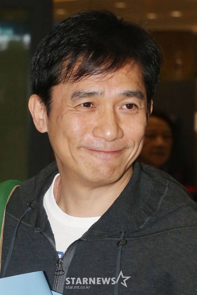 중국배우 양조위가 영화 '화장' VIP시사회 참석차 5일 오후 인천국제공항을 통해 입국하고 있다. /사진=인천국제공항=이기범 기자 leekb@