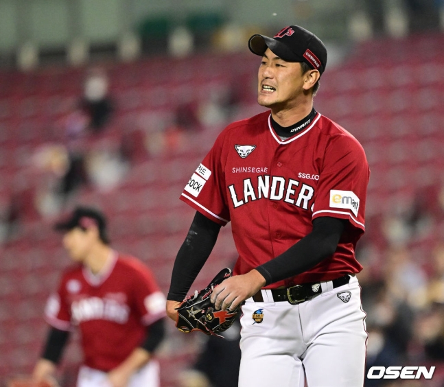 SSG 선발 김광현이 5일 두산전 1회말 무사 만루에서 두산 김재환에게 밀어내기 볼넷을 내준 뒤 아쉬워하고 있다.