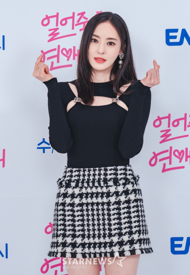 배우 이다희가 5일 오전 온라인 생중계로 진행된 ENA 새 드라마 '얼어죽을 연애따위' 제작발표회에 참석해 포즈를 취하고 있다. 아랫집 윗집에서 동고동락하는 공식 찐친 '여름'과 '재훈'이 뜻하지 않게 연애 리얼리티쇼 PD와 출연자로 만나게 되며 벌어지는 현실 생존 로맨스 '얼어죽을 연애따위'는 오늘(5일) 첫 방송된다. /사진제공=ENA 2022.10.05 /사진=이동훈 기자 photoguy@
