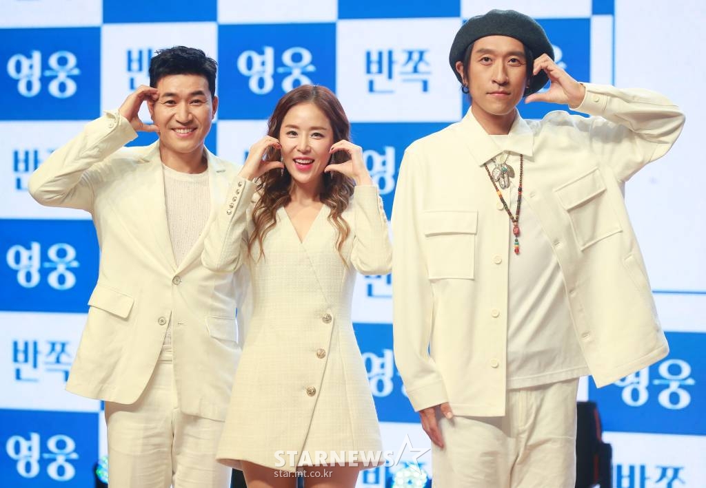 그룹 코요태(KOYOTE)가 5일 오후 서울 강남구 일지아트홀에서 진행된 새 앨범 ‘LET’s KOYOTE’ 발매기념 쇼케이스에서 포즈를 취하고 있다. 이번 앨범에는 더블타이틀곡 '영웅', '반쪽' 2곡이 수록됐다. /2022.10.05 /사진=이동훈 기자 photoguy@