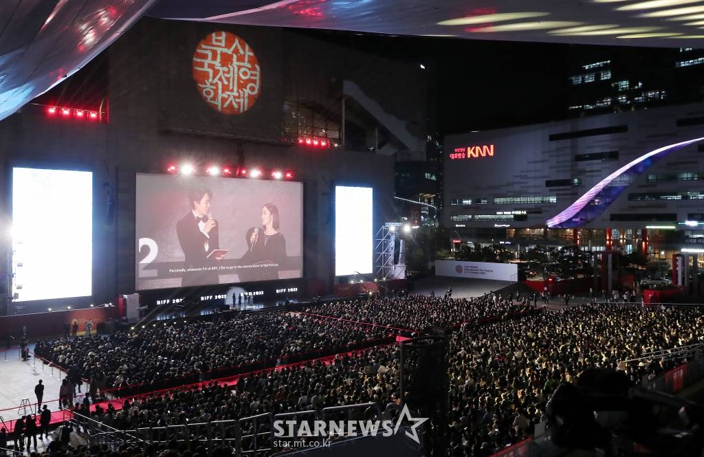 5일 오후 부산 해운대구 영화의 전당에서 제27회 부산국제영화제 개막식이 진행되고 있다. 제27회 부산국제영화제는 5일부터 14일까지 영화의전당 일대에서 개최된다. 코로나바이러스감염증-19(COVID-19)와 함께 많은 우여곡절을 겪은 부산국제영화제는 올해 비로소 팬데믹 이전 영화제의 모습으로 돌아온다. 현행 방역 지침을 준수하면서, 사회적 거리두기 없이 좌석의 100% 사용하는 정상적인 영화제를 연다. 2022.10.05 /사진=김창현 기자 chmt@