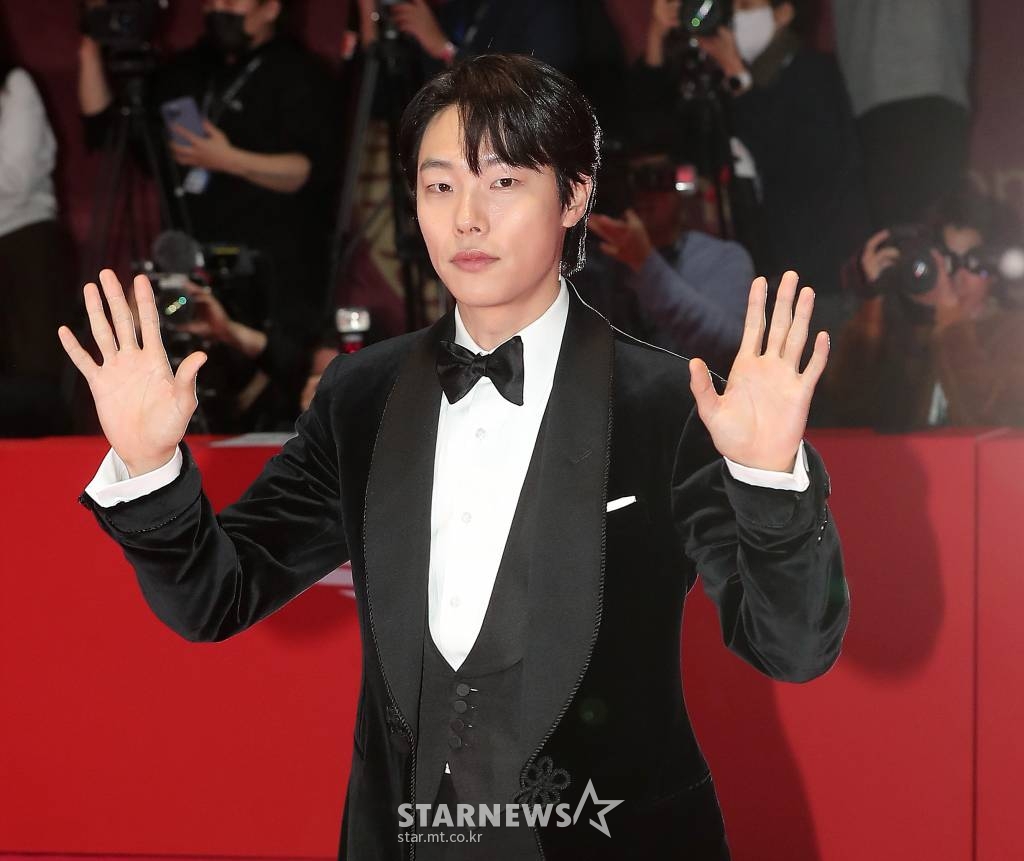 배우 류준열이 5일 오후 부산 해운대구 영화의 전당에서 열린 제27회 부산국제영화제 개막식에 참석해 레드카펫을 밟고 있다. 제27회 부산국제영화제는 5일부터 14일까지 영화의전당 일대에서 개최된다. 코로나바이러스감염증-19(COVID-19)와 함께 많은 우여곡절을 겪은 부산국제영화제는 올해 비로소 팬데믹 이전 영화제의 모습으로 돌아온다. 현행 방역 지침을 준수하면서, 사회적 거리두기 없이 좌석의 100% 사용하는 정상적인 영화제를 연다. 2022.10.05 /사진=김창현 기자 chmt@