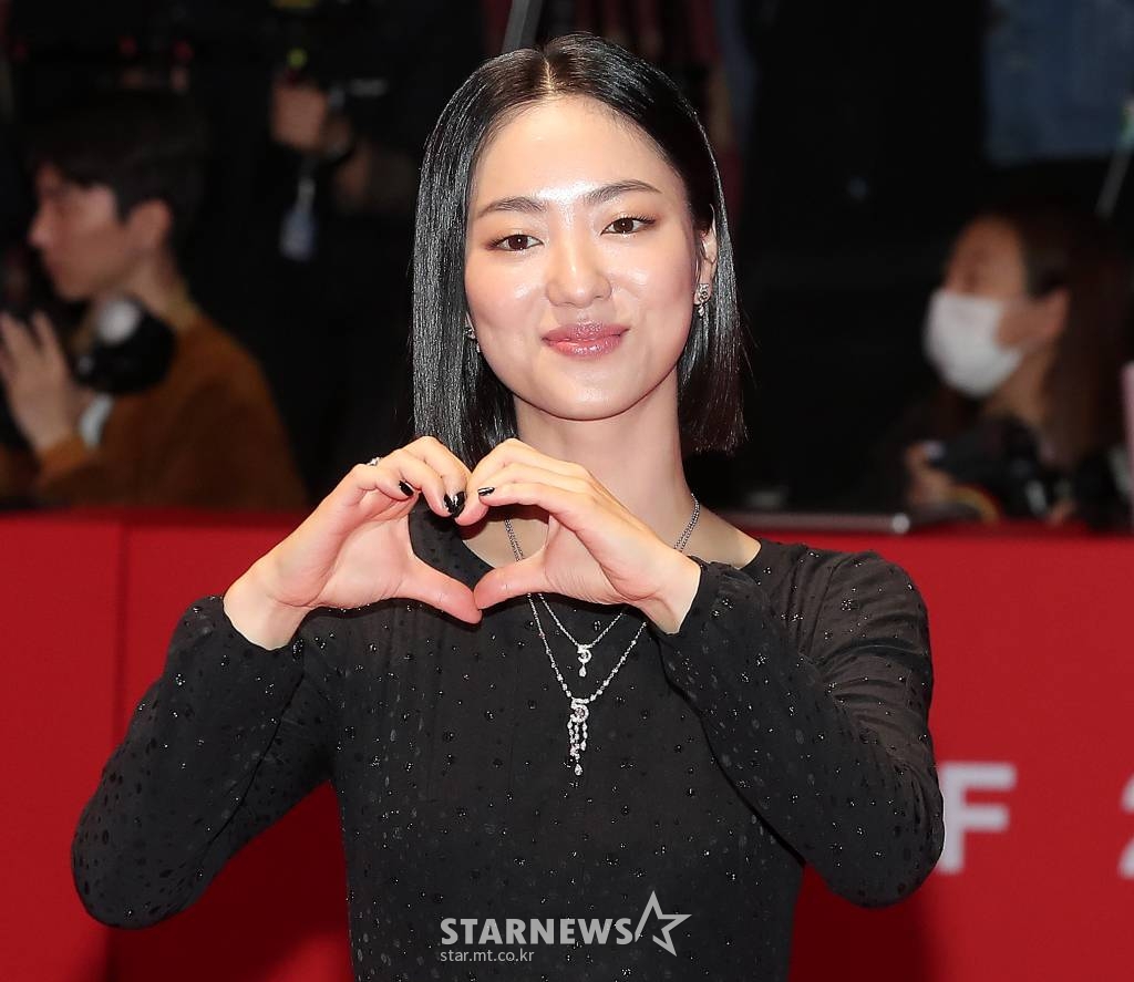 배우 전여빈이 5일 오후 부산 해운대구 영화의 전당에서 열린 제27회 부산국제영화제 개막식에 참석해 레드카펫을 밟고 있다. 제27회 부산국제영화제는 5일부터 14일까지 영화의전당 일대에서 개최된다. 코로나바이러스감염증-19(COVID-19)와 함께 많은 우여곡절을 겪은 부산국제영화제는 올해 비로소 팬데믹 이전 영화제의 모습으로 돌아온다. 현행 방역 지침을 준수하면서, 사회적 거리두기 없이 좌석의 100% 사용하는 정상적인 영화제를 연다. 2022.10.05 /사진=김창현 기자 chmt@