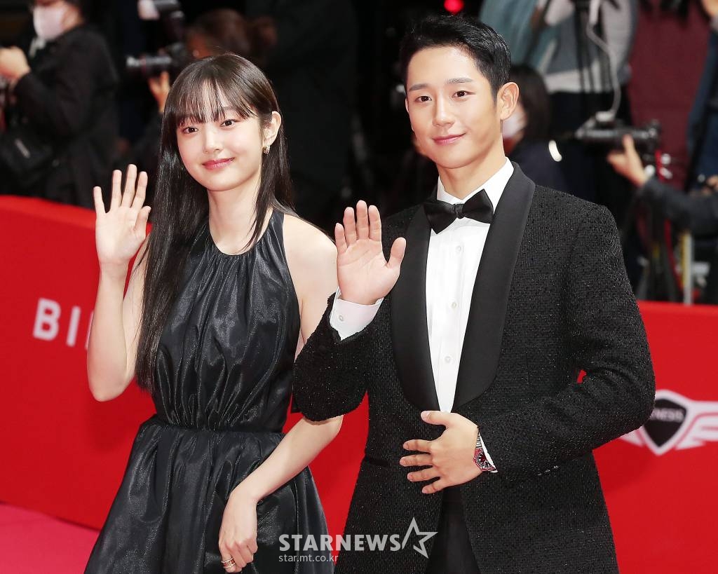 배우 김혜준, 정해인이 5일 오후 부산 해운대구 영화의 전당에서 열린 제27회 부산국제영화제 개막식에 참석해 레드카펫을 밟고 있다.  제27회 부산국제영화제는 5일부터 14일까지 영화의전당 일대에서 개최된다. 코로나바이러스감염증-19(COVID-19)와 함께 많은 우여곡절을 겪은 부산국제영화제는 올해 비로소 팬데믹 이전 영화제의 모습으로 돌아온다. 현행 방역 지침을 준수하면서, 사회적 거리두기 없이 좌석의 100% 사용하는 정상적인 영화제를 연다. 2022.10.05 /사진=김창현 기자 chmt@