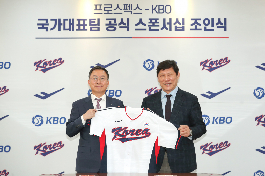KBO-프로스펙스 대표팀 공식 스폰서십 조인식에 참석한 허구연 KBO 총재와 문성준 프로스펙스 대표. /사진=KBO 제공