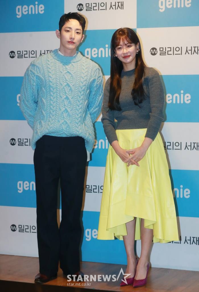 배우 이수혁, 오연서가 6일 오전 서울 강남구 지니뮤직에서 진행된 AI 오디오 드라마 '어서 오세요, 휴남동 서점입니다' 제작발표회에 참석해 포즈를 취하고 있다. 평범한 동네에 문을 연 휴남동 서점 주인이 서점을 드나드는 다양한 손님들과 삶에 대한 고민을 나누며 서로 위안이 되어주는 따뜻한 공감의 이야기를 담은 오디오 드라마 '어서 오세요, 휴남동 서점입니다'는 6일(오늘) 밀리의 서재와 지니뮤직 플랫폼에서 공개된다. /2022.10.06 /사진=이동훈 기자 photoguy@