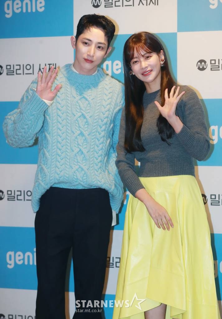 배우 이수혁, 오연서가 6일 오전 서울 강남구 지니뮤직에서 진행된 AI 오디오 드라마 '어서 오세요, 휴남동 서점입니다' 제작발표회에 참석해 포즈를 취하고 있다. 평범한 동네에 문을 연 휴남동 서점 주인이 서점을 드나드는 다양한 손님들과 삶에 대한 고민을 나누며 서로 위안이 되어주는 따뜻한 공감의 이야기를 담은 오디오 드라마 '어서 오세요, 휴남동 서점입니다'는 6일(오늘) 밀리의 서재와 지니뮤직 플랫폼에서 공개된다. /2022.10.06 /사진=이동훈 기자 photoguy@