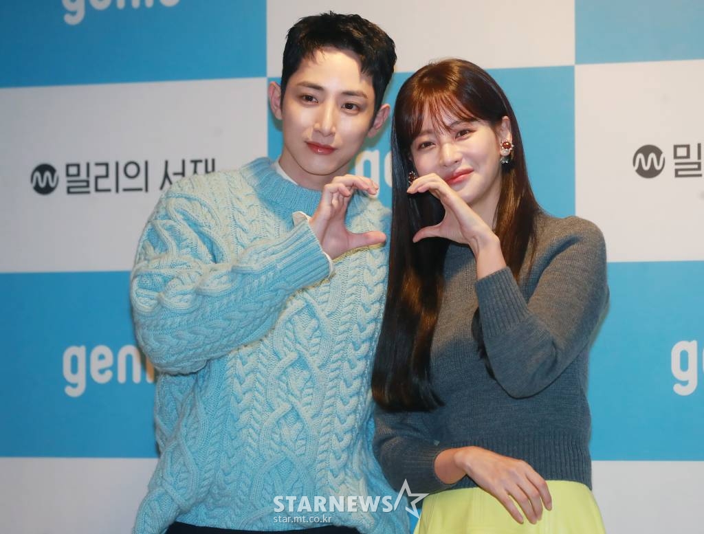 배우 이수혁, 오연서가 6일 오전 서울 강남구 지니뮤직에서 진행된 AI 오디오 드라마 '어서 오세요, 휴남동 서점입니다' 제작발표회에 참석해 포즈를 취하고 있다. 평범한 동네에 문을 연 휴남동 서점 주인이 서점을 드나드는 다양한 손님들과 삶에 대한 고민을 나누며 서로 위안이 되어주는 따뜻한 공감의 이야기를 담은 오디오 드라마 '어서 오세요, 휴남동 서점입니다'는 6일(오늘) 밀리의 서재와 지니뮤직 플랫폼에서 공개된다. /2022.10.06 /사진=이동훈 기자 photoguy@