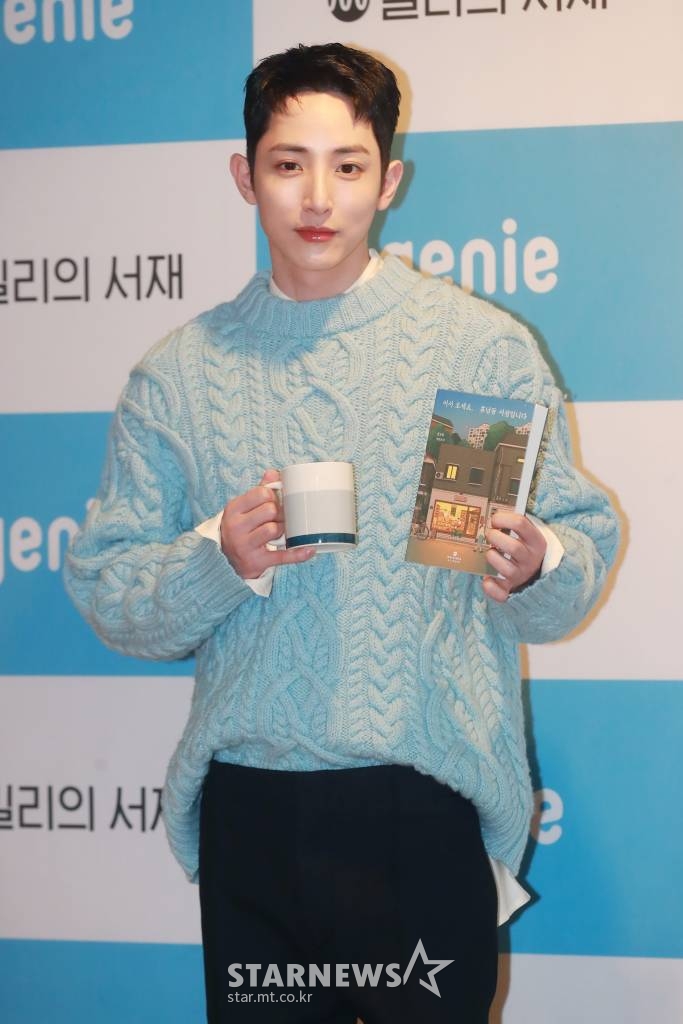 배우 이수혁이 6일 오전 서울 강남구 지니뮤직에서 진행된 AI 오디오 드라마 '어서 오세요, 휴남동 서점입니다' 제작발표회에 참석해 포즈를 취하고 있다. 평범한 동네에 문을 연 휴남동 서점 주인이 서점을 드나드는 다양한 손님들과 삶에 대한 고민을 나누며 서로 위안이 되어주는 따뜻한 공감의 이야기를 담은 오디오 드라마 '어서 오세요, 휴남동 서점입니다'는 6일(오늘) 밀리의 서재와 지니뮤직 플랫폼에서 공개된다. /2022.10.06 /사진=이동훈 기자 photoguy@