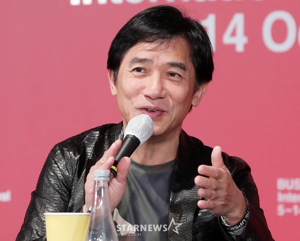 홍콩 배우 양조위가 6일 오전 부산 해운대구 KNN타워에서 열린 제27회 부산국제영화제 올해의 아시아 영화인상 수상 기자회견에서 취재진 질의에 답하고 있다. 2022.10.06 /사진=김창현 기자 chmt@