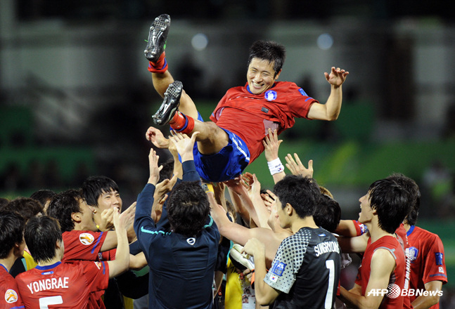 한국 축구대표팀 시절 이영표(위) 강원FC 대표이사 겸 대한축구협회 부회장. /사진=AFPBBNews=뉴스1