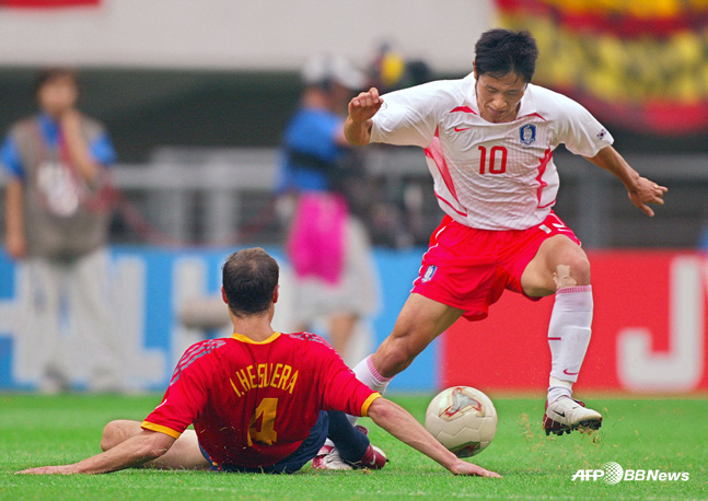 2002 한일월드컵 시절 이영표(오른쪽) 강원FC 대표이사 겸 대한축구협회 부회장. /사진=AFPBBNews=뉴스1