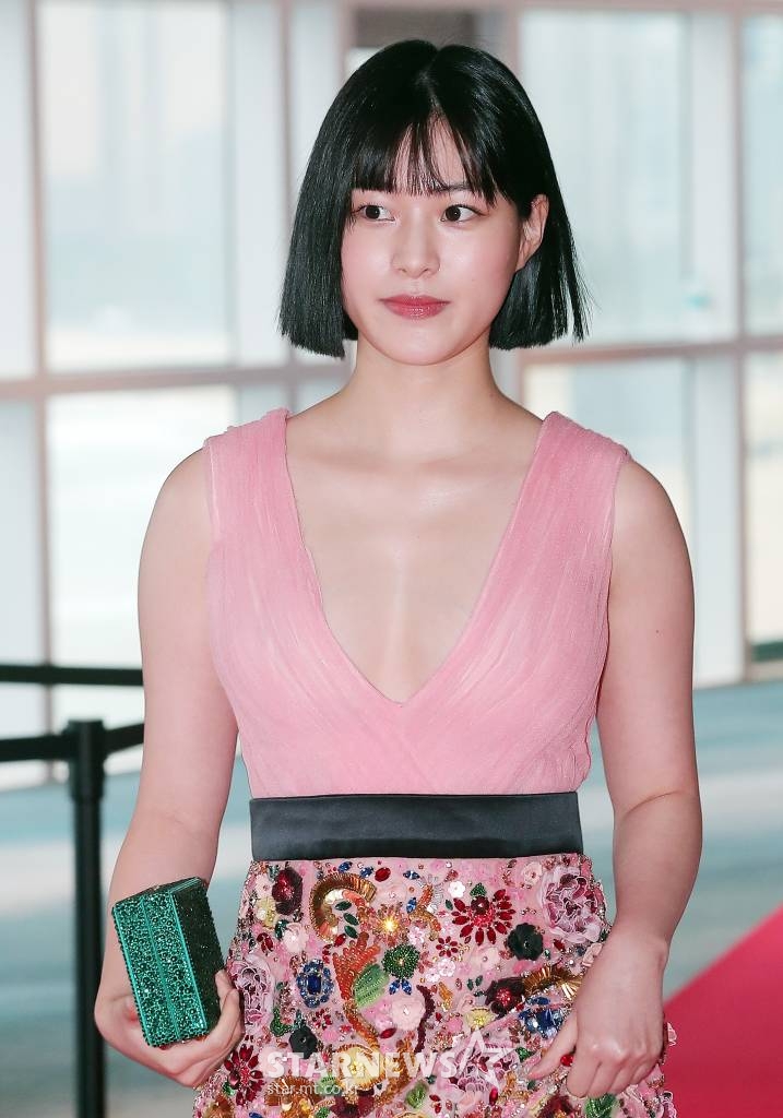 배우 이수경이 6일 오후 부산 해운대구 시그니엘에서 열린 '2022 부일영화상' 레드카펫에 행사에 참석하고 있다. 2022.10.06 /사진=김창현 기자 chmt@