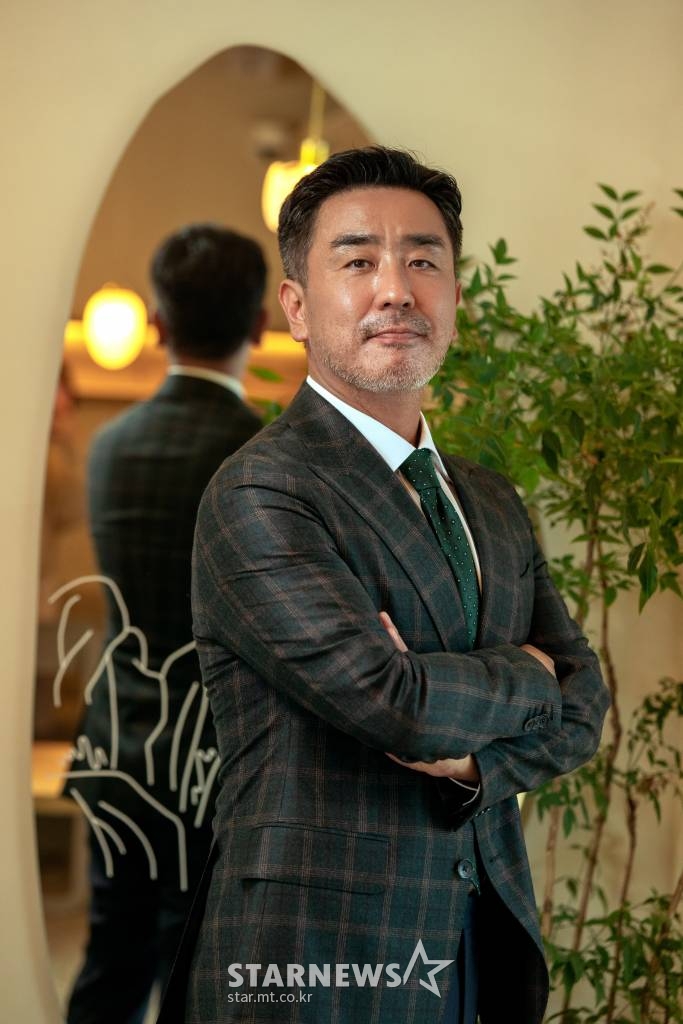 영화 '장르만 로맨스'(감독 조은지) 주연배우 류승룡이 5일 오전 진행된 온라인 라운드 인터뷰를 위해 포즈를 취하고 있다. 평범하지 않은 로맨스로 얽힌 이들과 만나 일도 인생도 꼬여가는 베스트셀러 작가의 버라이어티한 사생활을 그린 영화 '장르만 로맨스'는 오는 17일 개봉된다. /사진제공=NEW 2021.11.05 /사진=이동훈 기자 photoguy@