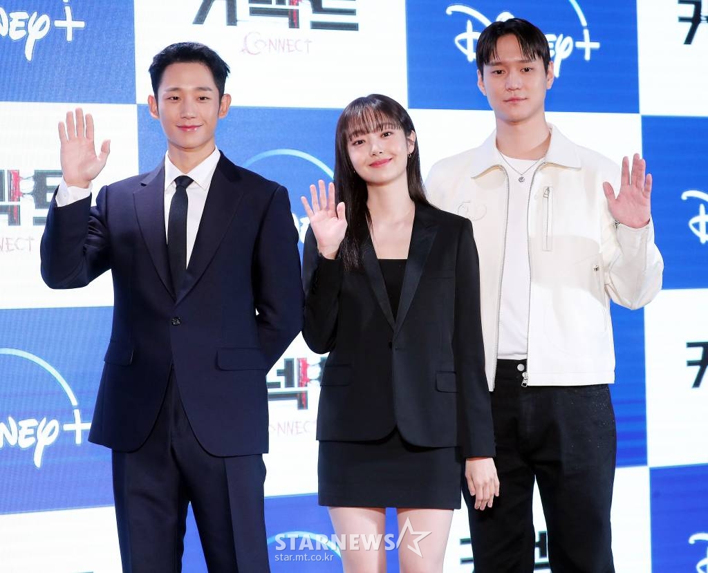 배우 정해인, 김혜준, 고경표가 7일 오전 부산 해운대구 그랜드 조선에서 열린 디즈니+ 오리지널 시리즈 '커넥트' 기자간담회에 참석해 포즈를 취하고 있다. '커넥트'는 죽지 않는 몸을 가진 새로운 인종, '커넥트' 동수가 장기밀매 조직에게 납치당해 한쪽 눈을 빼앗긴 뒤, 자신의 눈이 대한민국을 떠들썩하게 만든 연쇄살인마에게 이식됐다는 것을 알고 그를 쫓는 지독한 추격을 담아낸 이야기다. 12월 공개 예정. 2022.10.07 /사진=김창현 기자 chmt@
