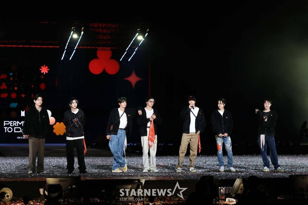 그룹 방탄소년단(BTS)이 24일 오후 온라인으로 진행된 'BTS 퍼미션 투 댄스 온 스테이지'(BTS PERMISSION TO DANCE ON STAGE)' 콘서트에서 화려한 무대를 선보이고 있다. 온라인으로 진행된 'BTS 퍼미션 투 댄스 온 스테이지'를 성공적으로 마친 방탄소년단은 오는 11월 27~28일, 12월 1~2일(현지시간) 미국 로스앤젤레스 소파이(SoFi) 스타디움에서 'BTS PERMISSION TO DANCE ON STAGE - LA' 오프라인 공연을 개최, 새로운 투어 시리즈를 이어간다. 마지막 회차 공연(12월 2일)은 온라인 라이브 스트리밍 예정이다. 또한, 로스앤젤레스에 위치한 전문 공연장 '유튜브 시어터(YouTube Theater)'에서 'BTS PERMISSION TO DANCE ON STAGE - LA'를 실시간 생중계로 즐길 수 있는 유료 오프라인 이벤트 'LIVE PLAY in LA'도 마련된다. / 사진제공 = 빅히트뮤직 /사진=김창현 기자 chmt@