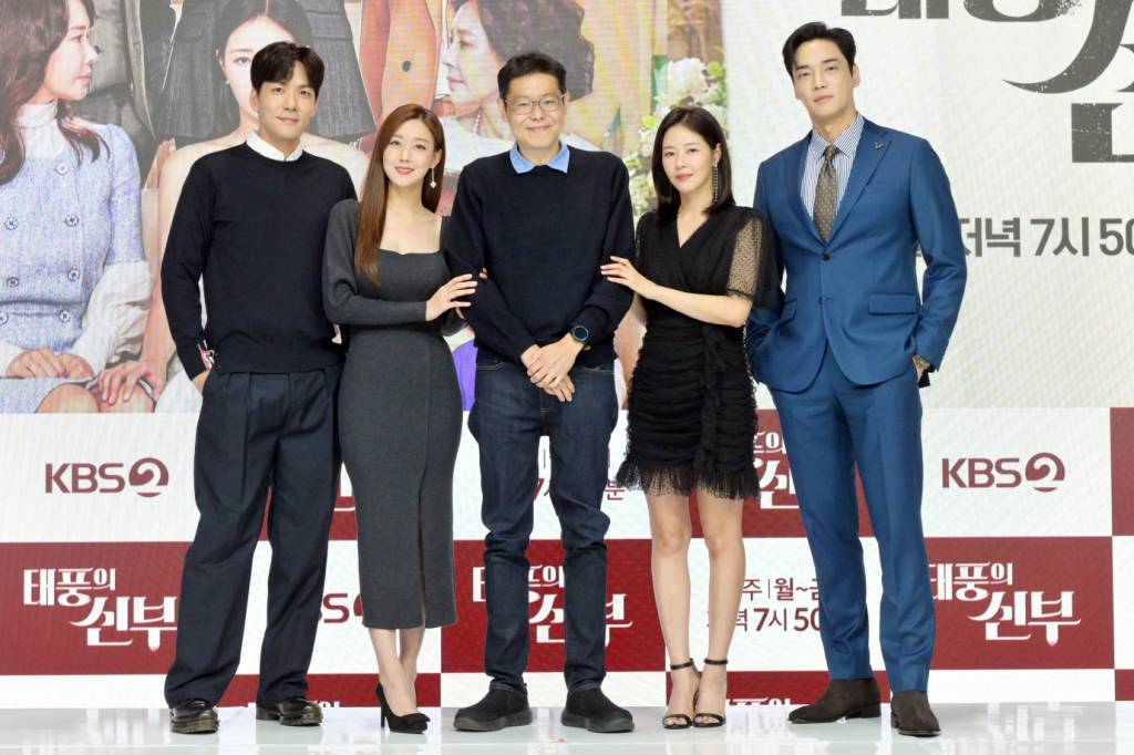 배우 박윤재, 오승아, 이창민 연출, 박하나, 강지섭이 7일 오후 온라인으로 진행된 KBS 2TV 일일극 '태양의 신부' 제작발표회에 참석해 포즈를 취하고 있다. 2022.10.07 /사진=임성균 기자 tjdrbs23@