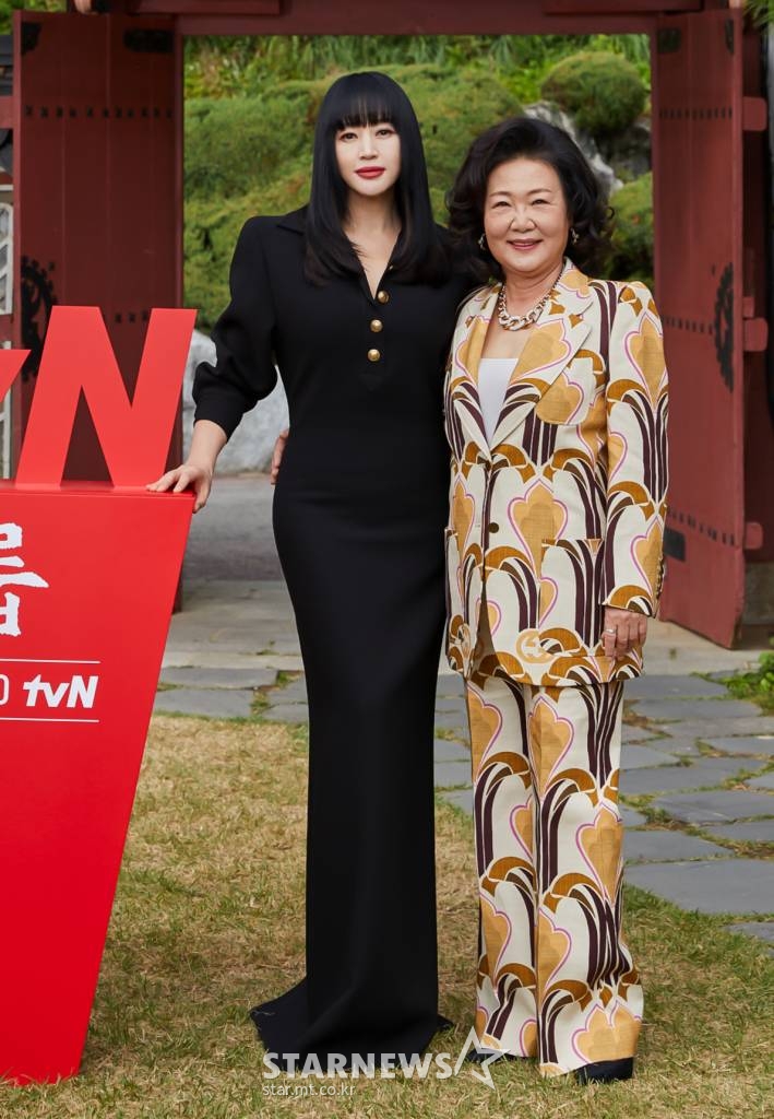 배우 김혜수, 김해숙이 7일 오후 온라인 생중계로 진행된 tvN 토일극 '슈룹' 제작발표회에 참석해 포즈를 취하고 있다.  사고뭉치 왕자들을 위해 치열한 왕실 교육 전쟁에 뛰어드는 중전의 파란만장 궁중 분투기 '슈룹'은 오는 15일 첫 방송된다. /사진제공=CJENM 2022.10.07 /사진=이동훈 기자 photoguy@