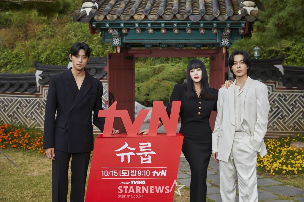 배우 문상민, 김혜수, 유선호가 7일 오후 온라인 생중계로 진행된 tvN 토일극 '슈룹' 제작발표회에 참석해 포즈를 취하고 있다.  사고뭉치 왕자들을 위해 치열한 왕실 교육 전쟁에 뛰어드는 중전의 파란만장 궁중 분투기 '슈룹'은 오는 15일 첫 방송된다. /사진제공=CJENM 2022.10.07 /사진=이동훈 기자 photoguy@