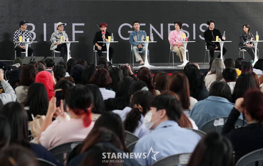 가수 겸 배우 박지훈이 7일 오후 부산 해운대구 우동 영화의 전당 야외 무대에서 진행된 제27회 부산국제영화제 초청작 '약한영웅 클래스 1' 오픈토크 행사에 참석해 인사말을 하고 있다.. 2022.10.07 /사진=김창현 기자 chmt@