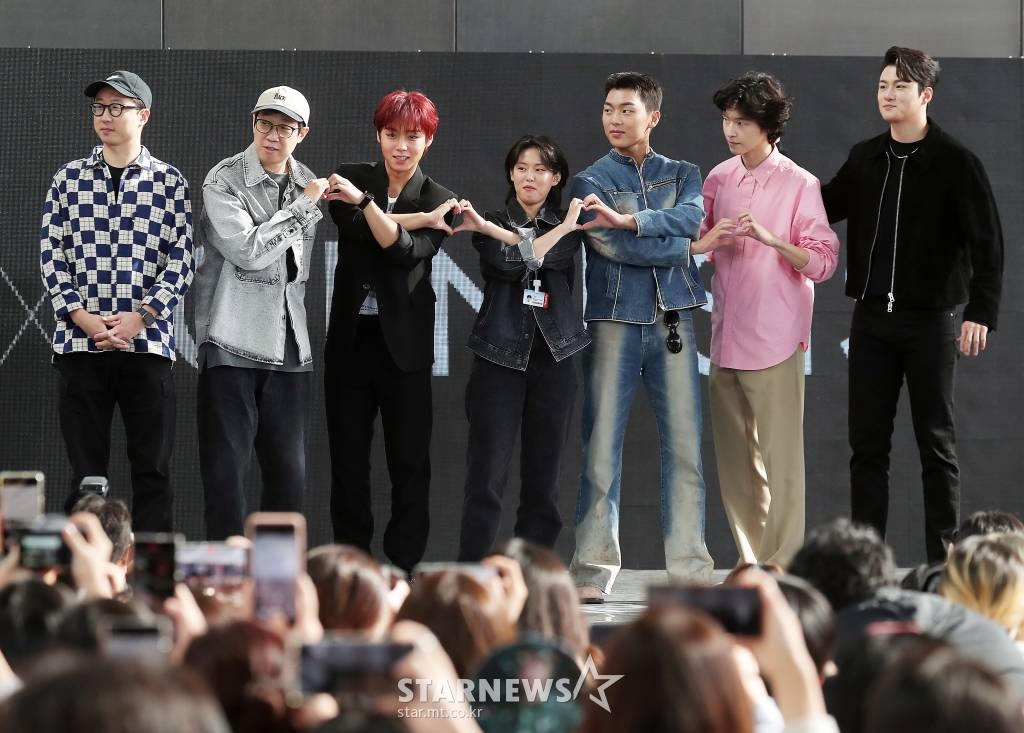 7일 오후 부산 해운대구 우동 영화의 전당 야외 무대에서 진행된 제27회 부산국제영화제 초청작 '약한영웅 클래스 1' 오픈토크에서 주역들이 포즈를 취하고 있다. 2022.10.07 /사진=김창현 기자 chmt@