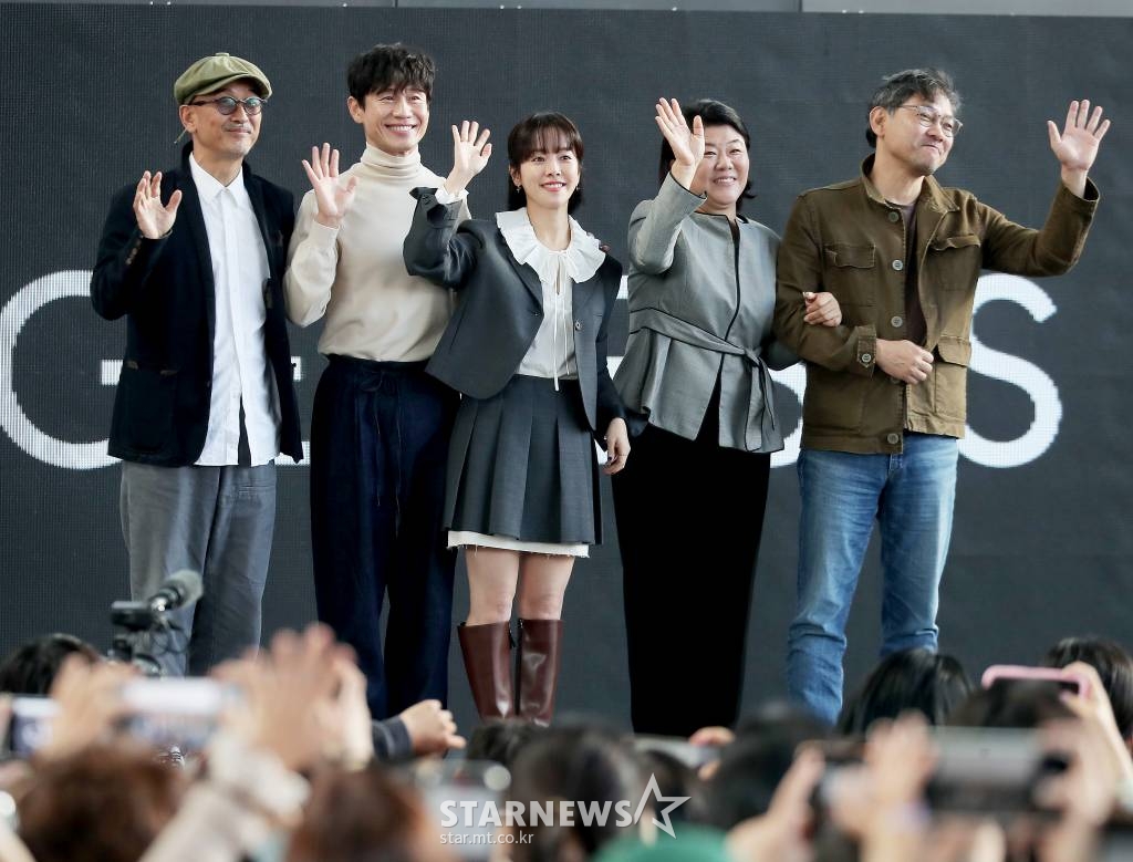 이준익 감독, 배우 신하균, 한지민, 이정은, 정진영이 7일 오후 부산 해운대구 우동 영화의 전당 야외 무대에서 진행된 제27회 부산국제영화제 초청작 '욘더' 오픈토크에서 포즈를 취하고 있다. 2022.10.07 /사진=김창현 기자 chmt@