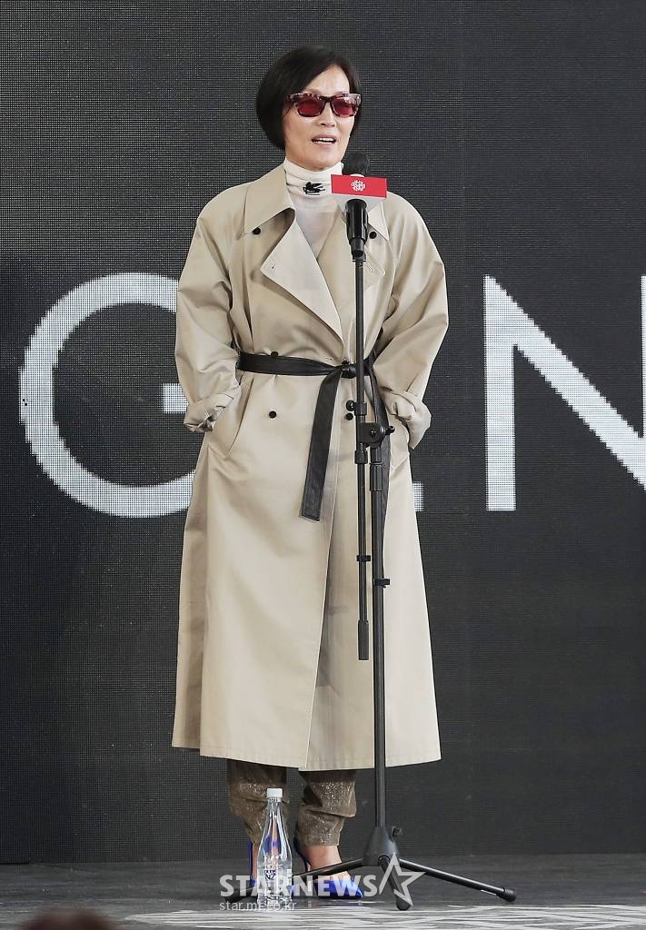 배우 이혜영이 7일 오후 부산 해운대구 우동 영화의 전당 야외 무대에서 진행된 제27회 부산국제영화제 초청작 홍상수 감독의 영화 '탑' 야외 무대인사에 참석해 인사말을 하고 있다. 2022.10.07 /사진=김창현 기자 chmt@