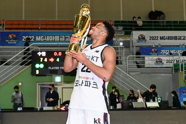 KT 이제이 아노시케가 8일 영체육관에서 열린 울산 현대모비스와 2022 MG 새마을금고 KBL 컵대회 결승전에서 우승을 차지한 뒤 MVP 트로피를 들고 기뻐하고 있다. /사진=KBL 제공