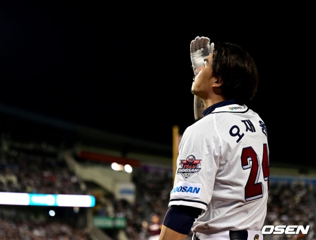 올 시즌을 끝으로 은퇴하는 두산 오재원이 8일 서울 잠실야구장에서 열린 키움과 2022 신한은행 SOL KBO리그 정규시즌 최종전 8회말 박세혁을 대신해 그라운드로 나서고 있다.