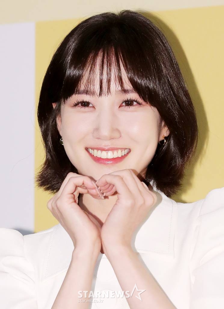 배우 박은빈이 18일 오후 서울 용산구 아이파크몰 CGV에서 열린 ENA 수목드라마 '이상한 변호사 우영우' 마지막회 단체 관람 행사에 참석해 포즈를 취하고 있다. '이상한 변호사 우영우'는 천재적인 두뇌와 자폐스펙트럼을 동시에 가진 신입 변호사 우영우(박은빈 분)의 대형 로펌 생존기로, 현재 14회까지 최고 시청률 15.8%를 기록하며 뜨거운 인기를 모았다. 현재 시즌2 제작이 논의 중이다. 2022.08.18 /사진=김창현 기자 chmt@