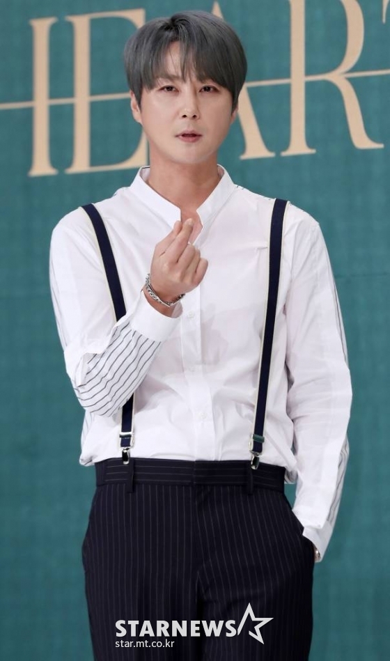 그룹 신화 신혜성이 28일 오후 서울 영등포구 타임스퀘어 아모리스홀에서 진행된 데뷔 20주년 기념 스페셜 앨범 'HEART' 발매 기자간담회에 참석해 포즈를 취하고 있다. /사진=김휘선 기자 tndejrrh123@