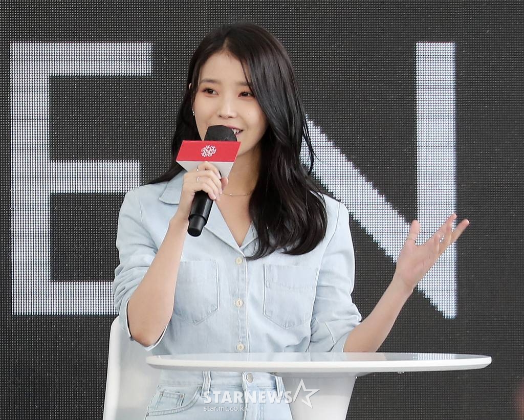 배우 이지은(아이유)이 8일 오후 부산 해운대구 영화의 전당에서 진행된 제27회 부산국제영화제 초청작 '브로커' 오픈토크 행사에 참석해 인사말을 하고 있다. 2022.10.08 /사진=김창현 기자 chmt@