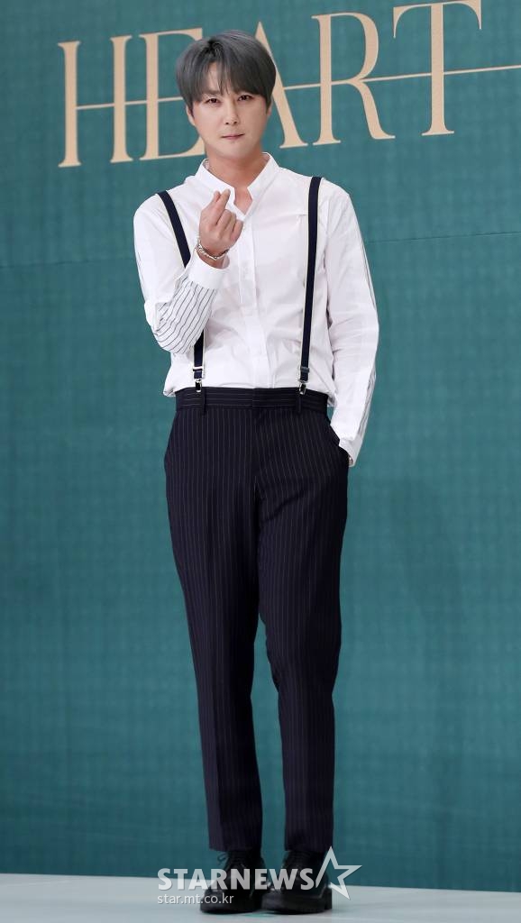 그룹 신화 신혜성이 28일 오후 서울 영등포구 타임스퀘어 아모리스홀에서 진행된 데뷔 20주년 기념 스페셜 앨범 'HEART' 발매 기자간담회에 참석해 포즈를 취하고 있다. /사진=김휘선 기자 tndejrrh123@