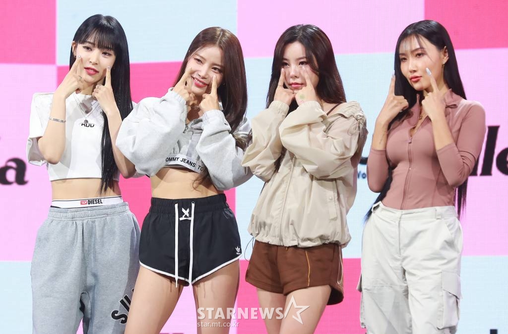 걸그룹 마마무(MAMAMOO)가 11일 오후 서울 광진구 예스24라이브홀에서 진행된 열두 번째 미니앨범 '마이크 온'(MIC ON) 발매기념 쇼케이스에서 포즈를 취하고 있다. 이번 앨범에는 타이틀곡 '일낼라'를 비롯해 '하나둘셋 어이!'(1,2,3 Eoi!), 'L.I.E.C' 등 총 3곡이 수록된다. /2022.10.11 /사진=이동훈 기자 photoguy@