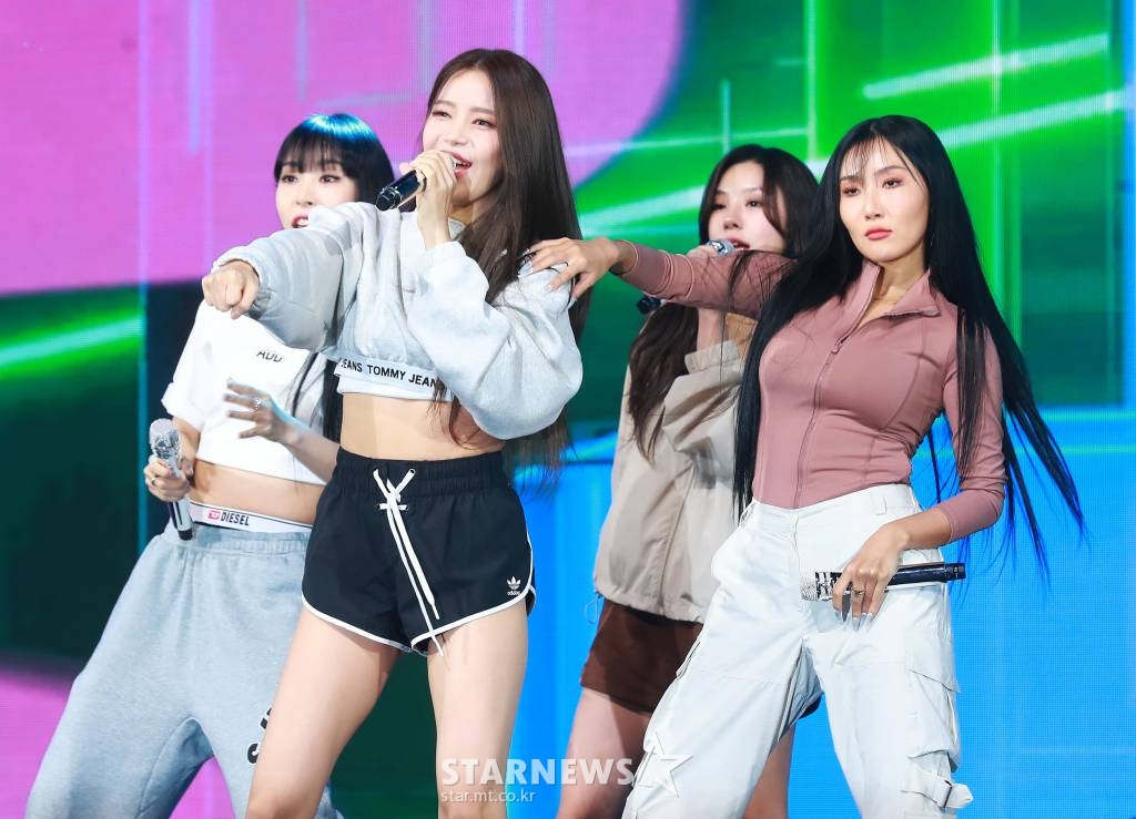 걸그룹 마마무(MAMAMOO)가 11일 오후 서울 광진구 예스24라이브홀에서 진행된 열두 번째 미니앨범 '마이크 온'(MIC ON) 발매기념 쇼케이스에서 신곡을 선보이고 있다. 이번 앨범에는 타이틀곡 '일낼라'를 비롯해 '하나둘셋 어이!'(1,2,3 Eoi!), 'L.I.E.C' 등 총 3곡이 수록된다. /2022.10.11 /사진=이동훈 기자 photoguy@