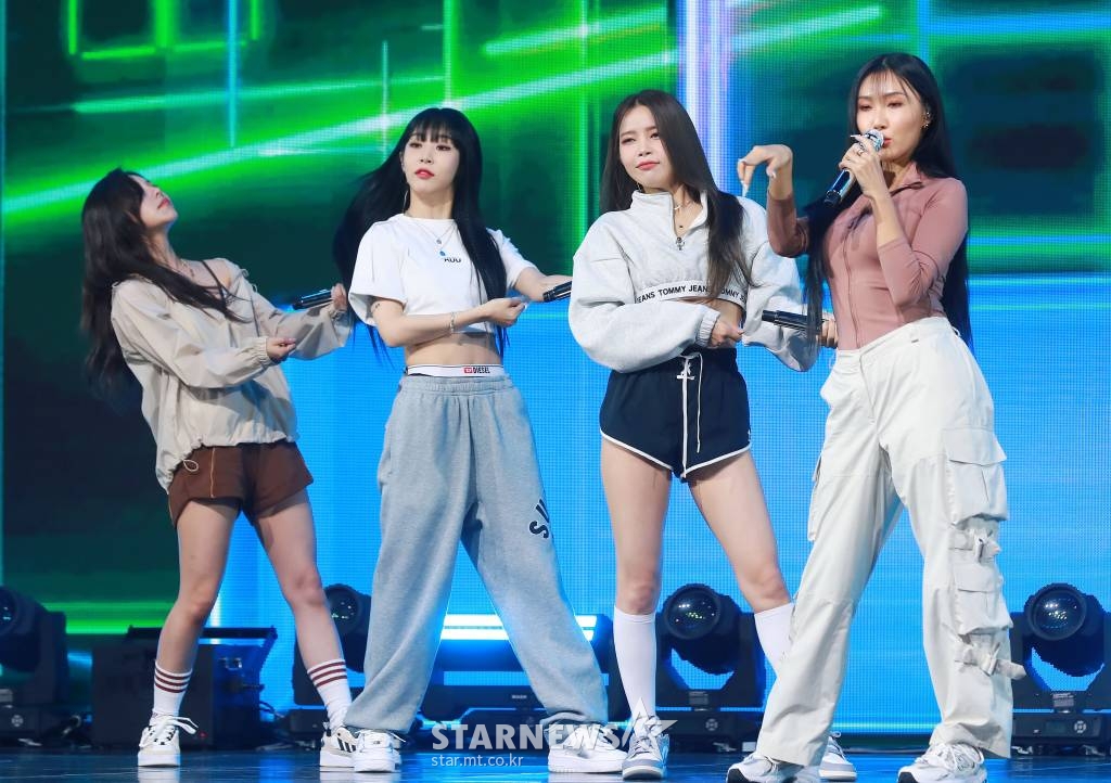 걸그룹 마마무(MAMAMOO)가 11일 오후 서울 광진구 예스24라이브홀에서 진행된 열두 번째 미니앨범 '마이크 온'(MIC ON) 발매기념 쇼케이스에서 신곡을 선보이고 있다. 이번 앨범에는 타이틀곡 '일낼라'를 비롯해 '하나둘셋 어이!'(1,2,3 Eoi!), 'L.I.E.C' 등 총 3곡이 수록된다. /2022.10.11 /사진=이동훈 기자 photoguy@