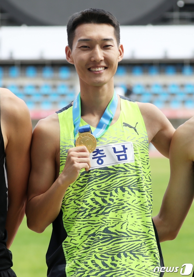 우상혁이 12일 전국체육대회 육상 남자 일반부 높이뛰기 시상식에서 금메달을 들어보이고 있다. /사진=뉴스1