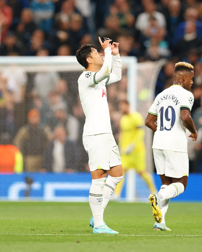 13일 프랑크푸르트와의 UEFA 챔피언스리그 홈경기에서 골을 넣은 뒤 잔 피에로 벤트로네 코치를 위한 셀러브레이션을 하고 있는 손흥민. /사진=토트넘 SNS 캡처