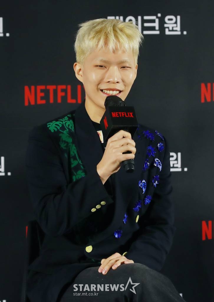 남매 듀오 악뮤(AKMU) 이찬혁이 13일 오전 서울 메가박스 성수점에서 진행된 넷플릭스 예능 '테이크 원' 제작발표회에 참석해 질문에 답하고 있다. 최고의 아티스트들이 ‘생애 가장 의미 있는 단 한 번의 무대’를 만들어 나가는 과정을 담은 리얼 음악쇼 '테이크 원'은 오는 14일 공개된다. /2022.10.13 /사진=이동훈 기자 photoguy@
