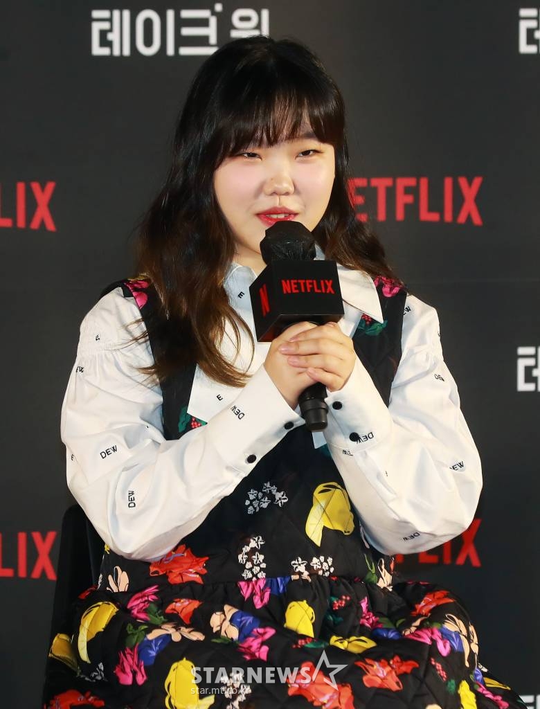 남매 듀오 악뮤(AKMU) 이수현이 13일 오전 서울 메가박스 성수점에서 진행된 넷플릭스 예능 '테이크 원' 제작발표회에 참석해 질문에 답하고 있다. 최고의 아티스트들이 ‘생애 가장 의미 있는 단 한 번의 무대’를 만들어 나가는 과정을 담은 리얼 음악쇼 '테이크 원'은 오는 14일 공개된다. /2022.10.13 /사진=이동훈 기자 photoguy@