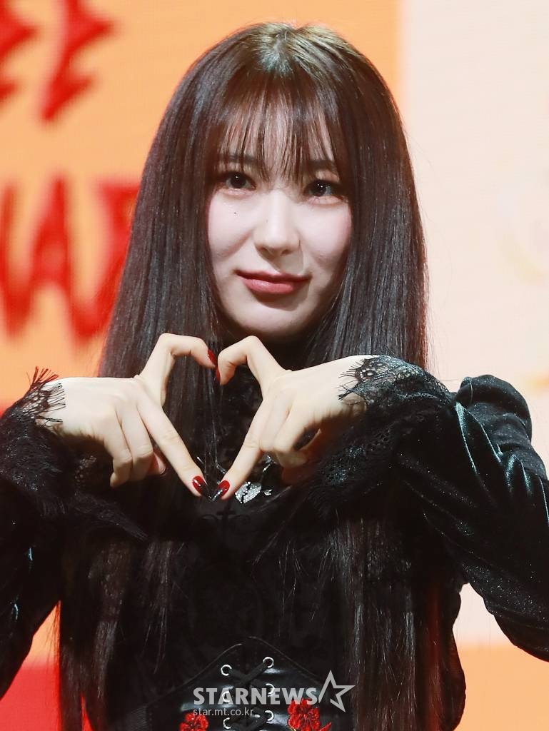 가수 이채연이 12일 오후 서울 광진구 예스24라이브홀에서 진행된 첫 번째 미니 앨범 ‘허쉬 러쉬'(HUSH RUSH) 발매기념 쇼케이스에서 포즈를 취하고 있다.  이번 앨범에는 타이틀곡 ‘HUSH RUSH’를 비롯해 ‘Danny’, ‘Aquamarine’, ‘Same But Different’ 등 4곡이 수록됐다. /2022.10.12 /사진=이동훈 기자 photoguy@
