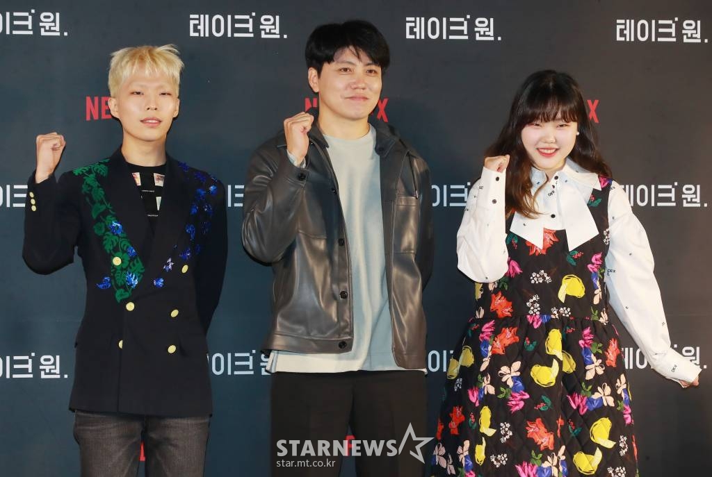 남매 듀오 악뮤(AKMU), 김학민 PD가 13일 오전 서울 메가박스 성수점에서 진행된 넷플릭스 예능 '테이크 원' 제작발표회에 참석해 포즈를 취하고 있다. 최고의 아티스트들이 ‘생애 가장 의미 있는 단 한 번의 무대’를 만들어 나가는 과정을 담은 리얼 음악쇼 '테이크 원'은 오는 14일 공개된다. /2022.10.13 /사진=이동훈 기자 photoguy@